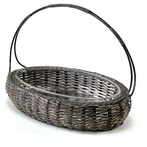 Peut inclure: Panier de service ovale argenté avec un motif tissé et une poignée en fil de fer.