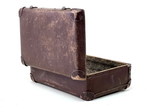 small 1940s suitcase - top patina | Colour: brown… - image 3