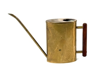 elegante Mid Century Messing Gießkanne mit Teakgriff | Wasserkanne, Blumenkanne, Kanne, Kännchen, Bauhaus Auböck Danish Design Design Ära