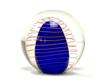 Glas Briefbeschwerer mit orangefarbener Spirale (1992) - Stanislav Libensky für Beranek Company | Murano Ära Glaskugel, Globe Sphere Object