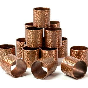 16 x Mid Century Kupfer Serviettenring, Hammerschlag Brutalist Optik | Danish Design, Copper, Serviette, Festtafel, Brutalismus, Handarbeit