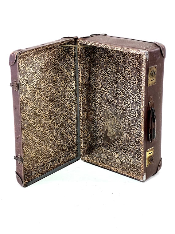 small 1940s suitcase - top patina | Colour: brown… - image 9