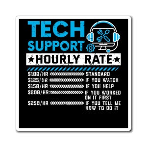Puede incluir: Una pegatina cuadrada negra con las palabras "TECH SUPPORT HOURLY RATE" en azul y blanco. La pegatina enumera las tarifas por hora de los servicios de soporte técnico, con costos crecientes según el nivel de asistencia proporcionado.