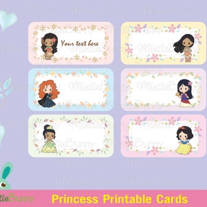 Op de afbeelding: Printbare kaarten met verschillende Disney-prinsessen met bloemmotieven. Elke kaart heeft een lege ruimte om een naam of een bericht te schrijven. De prinsessen zijn Moana, Merida, Ariel, Tiana en Sneeuwwitje.