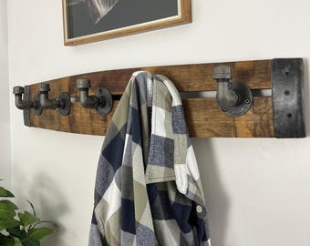 Perchero de duelas de barril de vino/whisky. Elija entre ganchos de clavos de ferrocarril o ganchos de tubería industrial. Ganchos de entrada de estilo rústico-moderno.