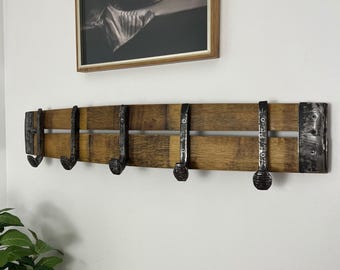 Perchero hecho con duelas de barriles de whisky reciclados / Ganchos forjados a mano con clavos de ferrocarril