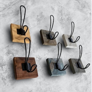 Gancho de pared rústico: madera de pino, metal negro mate