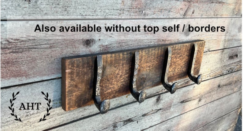 Puede incluir: Un perchero de pared con una tabla de madera rectangular de color marr&oacute;n oscuro y cuatro ganchos de metal oscuro. El texto "Also available without top self / borders" es visible arriba y las letras "AHT" est&aacute;n en la esquina.