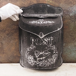 Vintage Wandbriefkasten mit Vogelmotiv - Rustikales französisches Landhausdekor, Metallbriefkasten im Antik-Stil