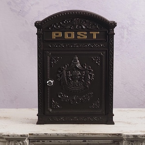 Buzón de pared de aluminio fundido inglés vintage, estilo marrón antiguo, con cerradura y llaves. Regalo para él y para ella.