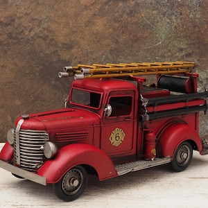 Modèle de camion de pompiers vintage en métal : véhicule décoratif de 31 cm pour collectionneurs, cadeau de pompier, affichage rétro
