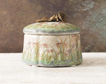 Elegante Schmuckschatulle aus Porzellan im Jugendstil mit bronzenen Rosen – Schmuckbehälter im Blumenstil im Antik-Stil