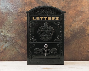 Buzón vintage negro y dorado – Buzón decorativo retro con llaves, buzón clásico de pared, ranura para correo A4