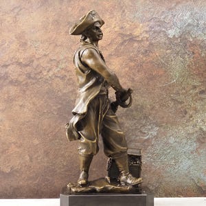 Vintage Bronze Piratenfigur: Handgefertigte nautische Skulptur für maritimes Dekor, Marmorsockel, Kunstsammlerstück