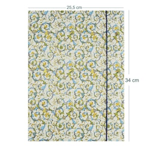 Pode incluir: Um caderno retangular com capa cor de creme apresentando um padrão repetitivo de vinhas azuis e verdes e detalhes florais amarelos. Uma linha vertical azul escura percorre o lado direito. Mede 25,5 cm por 34 cm.