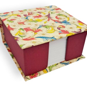Zettelbox nachfüllbar in weinrot mit Florentiner Papier, 11x11x6cm, Zettelkasten aufklappbar, ca.300 Blatt, schönes Geschenk für Weihnachten