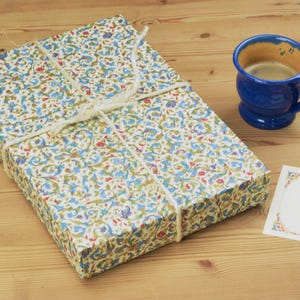 A4 Geschenkbox mit Deckel Blau | Florentiner Papier Medicea | Flache Aufbewahrungsbox Karton | Hochzeitsgeschenk Box | Dokumentenbox DIN A4