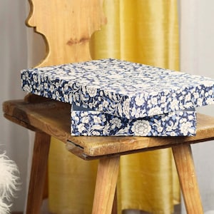 Płaskie pudełko A4 z pokrywką, prostokątne pudełko do przechowywania, niebieski karton z kwiatowymi pnączami, duże pudełko wsuwane z cienkiej tektury do szkoły