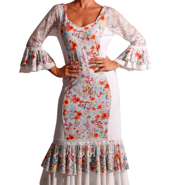 Vestido flamenco con mangas de encaje y estampado floral