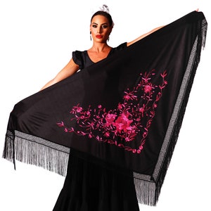 Black triangular flamenco shawl with fringes. Pink-fuchsia embroidery on one side. Large 190X90cm without counting the fringes that measure 30cm.