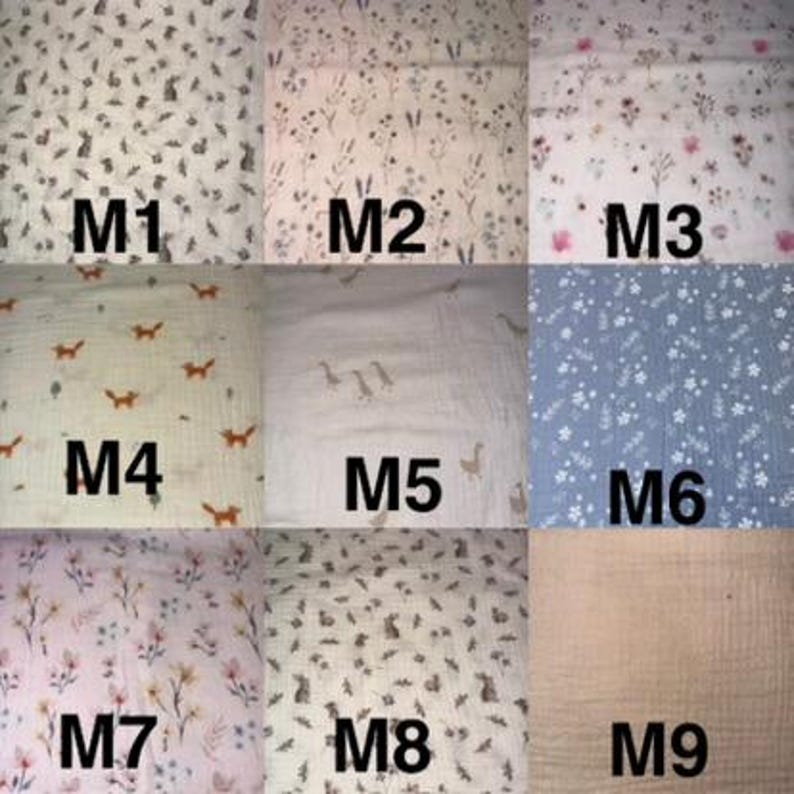以下が含まれることがあります： M1からM9までラベル付けされた9つの生地見本のグリッド。ウサギ、野草、キツネ、ガチョウ、小さな白い花などの模様が、白、クリーム、青、ピンク、無地のベージュの背景に描かれています。各セクションには独自のテキスタイルプリントが表示されています。