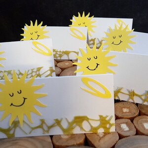 6 Tischkarten in gelb grün weiß verziert mit einer lächelnden Sonne