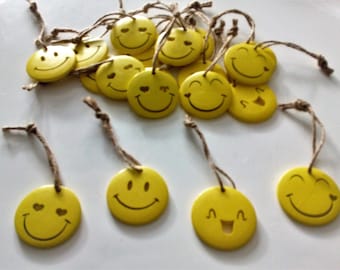 20 smiley jaune - cintres en bois de 4 cm de diamètre