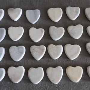 24 Herzen Hochzeit Herzform 4cm helle Natursteine Platzkarte Steinherzen neu