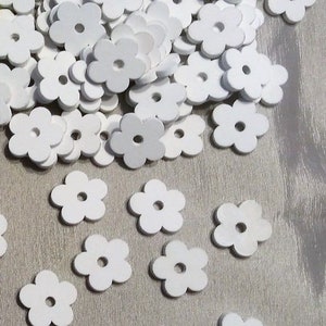 100 Deko Blüten weiß oder hellgrün Lochblüte Holz Streuteile 2cm Blumen Hochzeit