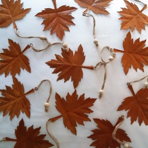 12 Blatthänger aus Rostblech am Sisalband mit Holzperle 10cm Blatt Herbst
