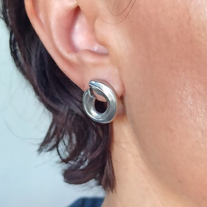 Circle earrings, Silver open circle earrings, open circle stud earrings, zamak earrings