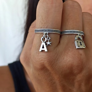 Anillo de plata con dije, anillo con inicial, anillo con dije colgante, regalo para ella, anillo personalizado