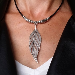 Collana di pelle di piuma - collana di zamak - collana di piume - collana Boho - regalo per la sua