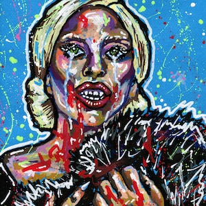 Peut inclure: Une peinture d'une femme aux cheveux blonds, portant un manteau en fourrure noire. Son visage est couvert de sang et elle pleure. L'arrière-plan est une peinture éclaboussée de bleu et de vert.