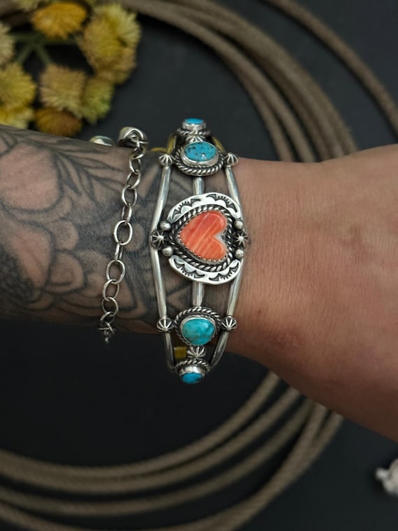 ナバホ族製マルチストーン＆スターリングシルバーのカフブレスレット