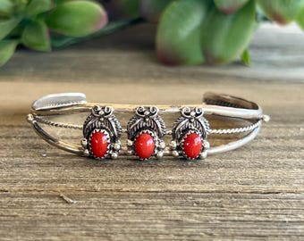 Brazalete de coral rojo y plata esterlina de Jeff Shorty