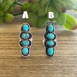 Op de afbeelding: Twee zilveren ringen met elk vijf turquoise stenen. De ringen zijn gemarkeerd met A en B.
