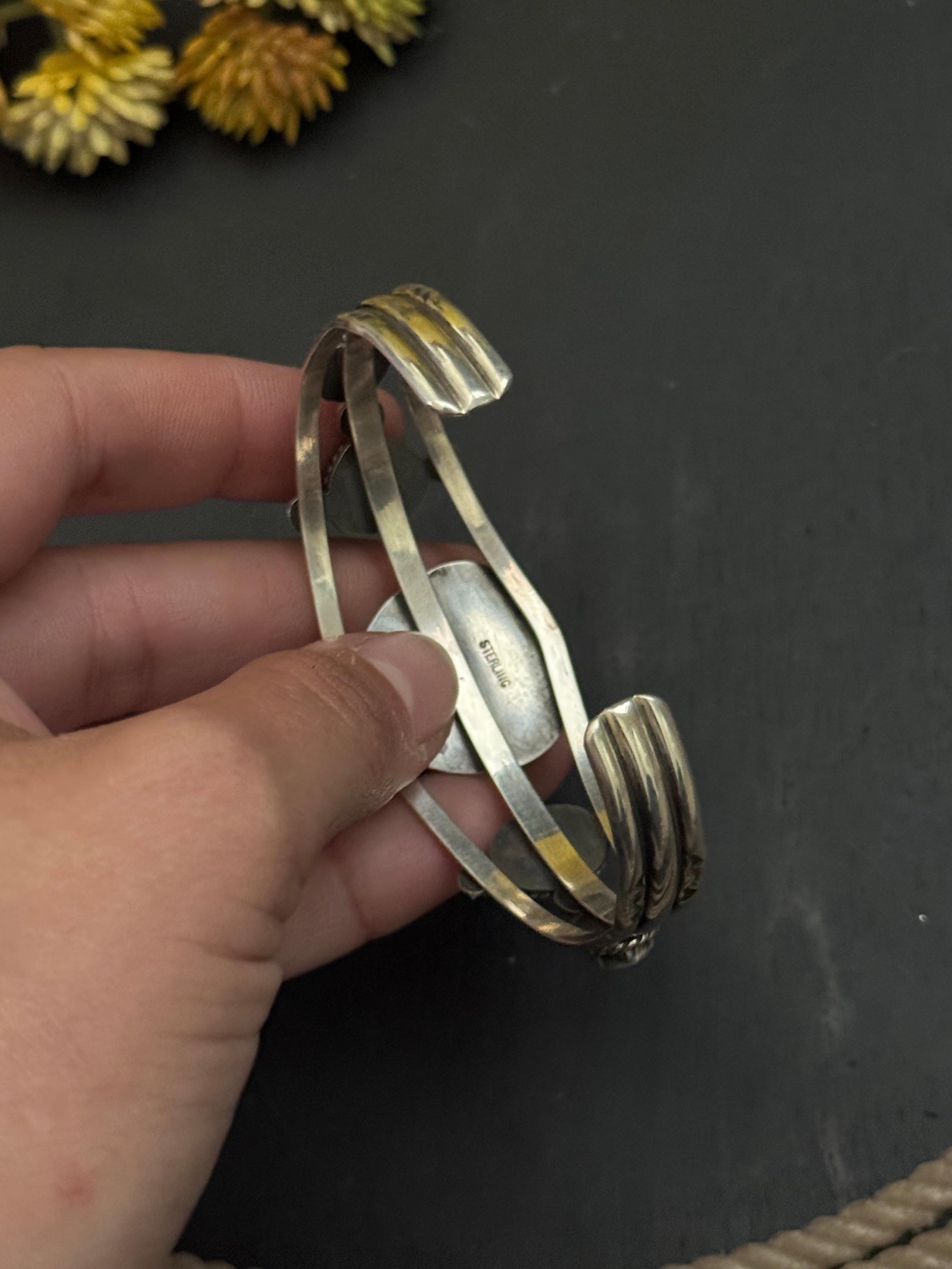 ナバホ族製マルチストーン＆スターリングシルバーのカフブレスレット