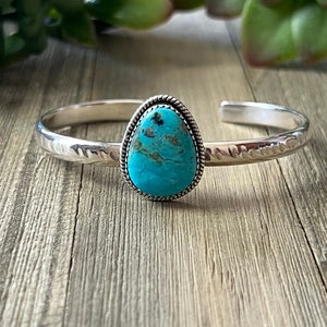 Pulseira de punho Kingman turquesa e prata esterlina feita no sudoeste