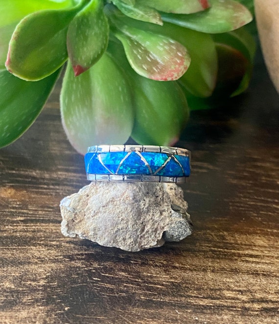 Striking Vintage Native American Navajo Turquoise Chip Inlay Sterling Silver Ring Striking Vintage Native American Navajo Turquoise Chip Inlay Sterling Silver Ring