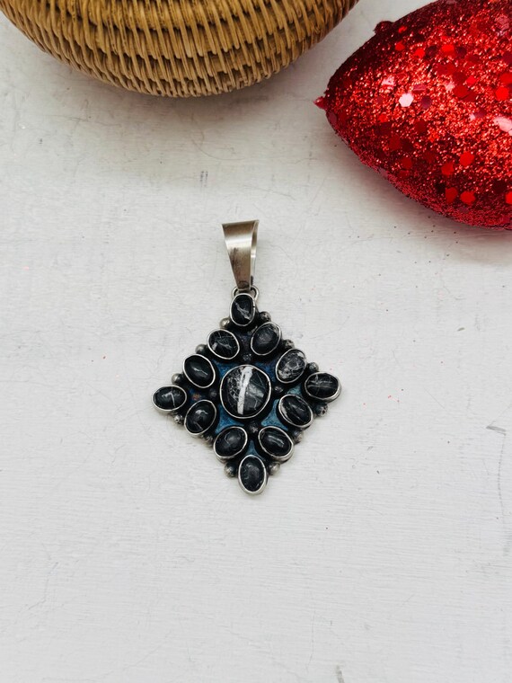 ナバホ族製ホワイトバッファロー＆スターリングシルバーペンダント