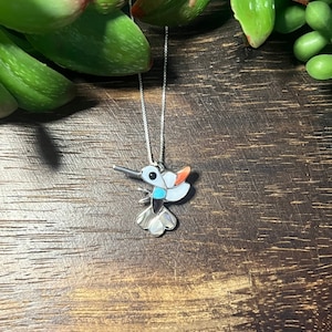 Zuni Made-hanger met meerdere stenen en sterlingzilver ingelegd met kolibrie