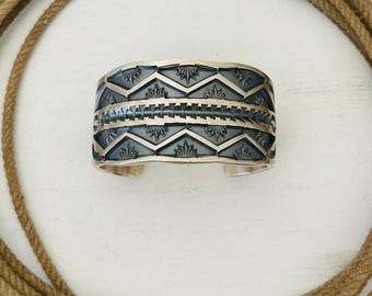 Brazalete de plata de ley hecho por Navajo
