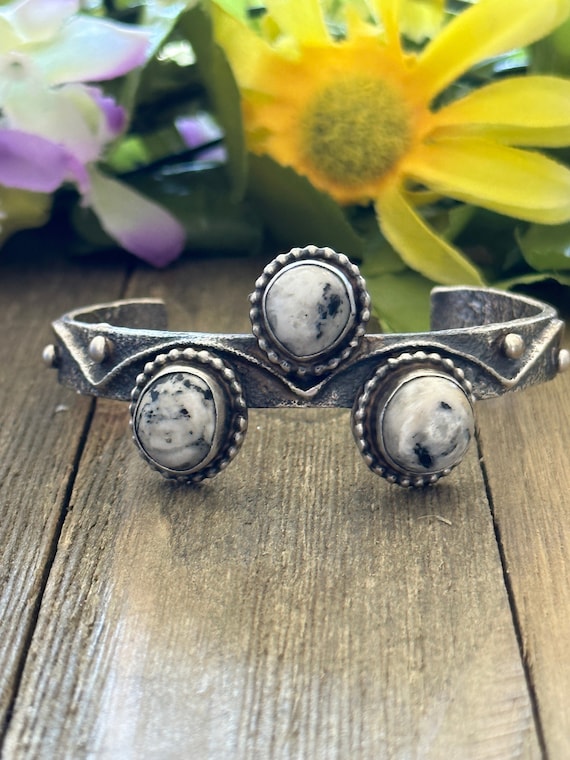 ホワイトバッファロー　スターリングシルバー　バングル　ナバホ white buffalo（ホワイトバッファロー）ナバホスピリット