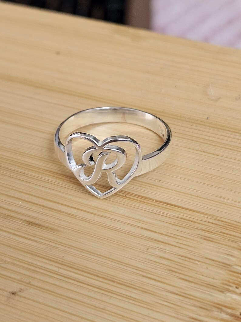 Anillo con una letra en el corazón - Etsy España