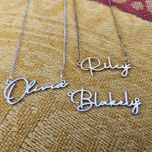 Zarte Riley Style Cursive Gold Namenskette