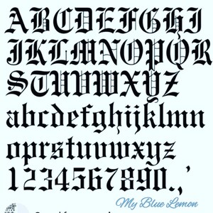 Op de afbeelding: Zwart-witte afbeelding van een gotisch alfabet met hoofdletters en kleine letters, cijfers en leestekens. Het lettertype is vetgedrukt en heeft een middeleeuwse stijl.