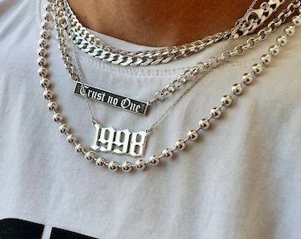 Naszyjnik z łańcuszkiem z numerem roku i kodem kierunkowym wykonanym na zamówienie, czcionka gotycka