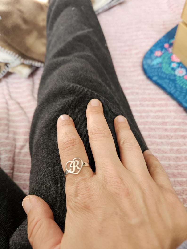 Anillo con una letra en el corazón - Etsy España