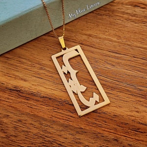 Collar con nombre árabe enmarcado